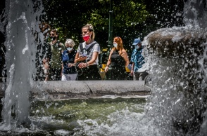Καύσωνας - Πολίτες στο κέντρο της Αθήνας