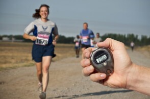 Γυναίκα που τρέχει σε μαραθώνιο©Pixabay/Tumisu