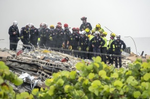 Σωστικά συνεργεία αναζητούν στα συντρίμμια επιζώντες από την κατάρρευση πολυκατοικίας στη Φλόριντα