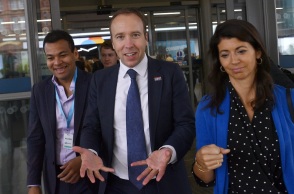 Ο πρώην υπουργός Υγείας, Ματ Χάνκοκ - Στα δεξιά του η σύμβουλός του