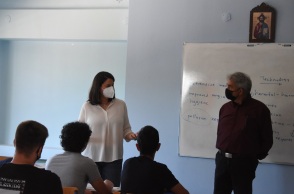 Η υπουργός Παιδείας, Νίκη Κεραμέως, κατά την επίσκεψή της σε σχολείο