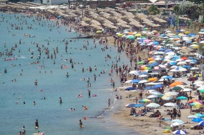 Ο καύσωνας οδήγησε τους πολίτες στις παραλίες της Αττικής