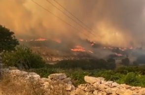 Φωτογραφία από τη φωτιά που μαίνεται στην Πάρο