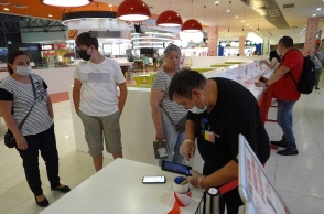 Έλεγχοι για πιστοποιητικό εμβολιασμού πριν μπουν πελάτες σε μπαρ, καφέ, εστιατόρια στη Μόσχα