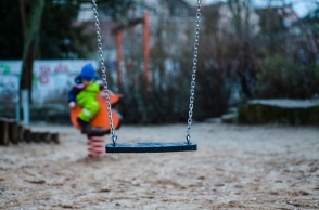 Παιδί - Κούνια - Παιδική χαρά