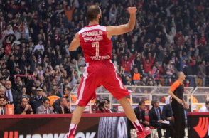 Ο Βασίλης Σπανούλης με τη φανέλα του Ολυμπιακού