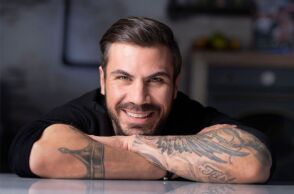 Ο Άκης Πετρετζίκης