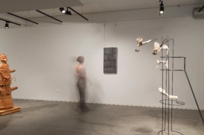 Άποψη από την έκθεση "Apotropaion" στον χώρο 16 Φωκίωνος Νέγρη