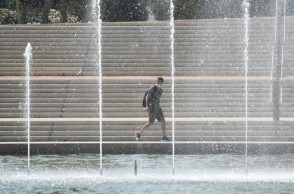 Στιγμές δροσιάς στο Ίδρυμα Σταύρος Νιάρχος © Eurokinissi/ΜΙΧΑΛΗΣ ΚΑΡΑΓΙΑΝΝΗΣ