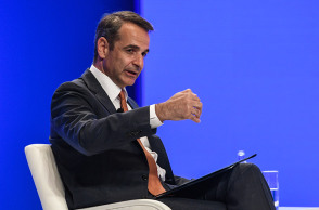 ΣΥΖΗΤΗΣΗ ΤΟΥ ΠΡΩΘΥΠΟΥΡΓΟΥ ΚΥΡ. ΜΗΤΣΟΤΑΚΗ ΜΕ ΤΟΝ CEO ΤΗΣ PFIZER ΑΛ. ΜΠΟΥΡΛΑ ΚΑΙ ΤΟΝ ΠΡΟΕΔΡΟ ΤΟΥ ΣΕΒ ΔΗΜ. ΠΑΠΑΛΕΞΟΠΟΥΛΟ ΣΤΟ ΠΛΑΙΣΙΟ ΤΗΣ ΕΤΗΣΙΑΣ Γ.Σ. ΤΟΥ ΣΕΒ