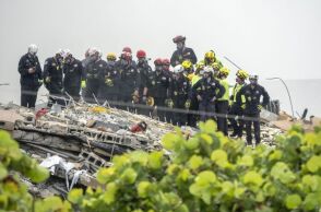 Συνεχίζονται οι έρευνες για τον εντοπισμό επιζώντων στα συντρίμμια της πολυκατοικίας στη Φλόριντα