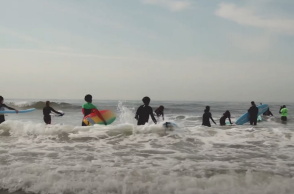 The Freedom to be: Η νέα web series σειρά που θέλει να αναδείξει την μαύρη κουλτούρα της Νέας Υόρκης, καταπιάνεται με την κοινότητα των σέρφερς στην περιοχή του Ρόκαγουει