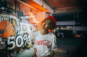 Γυναίκα με μπερέ έξω από κατάστημα ρούχων