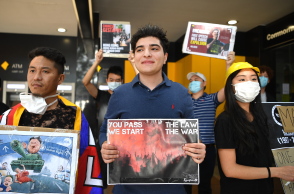 Φοιτητές και ο ακτιβιστής του Πανεπιστημίου του Κουίνσλαντ Drew Pavlou σε διαμαρτυρία υπέρ του Χονγκ Κονγκ, έξω από το κινεζικό προξενείο στο Μπρίσμπεϊν της Αυστραλίας