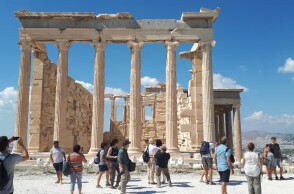 Τουρίστες στην Ακρόπολη © Pexels/dirk bijstra