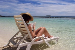 4 βιβλία που αποτελούν την καλύτερη συντροφιά για την παραλία 