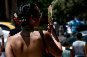 Μια γυναίκα με βεντάλια στο κέντρο της Αθήνας © Eurokinissi/ΜΠΟΛΑΡΗ ΤΑΤΙΑΝΑ