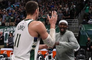 Νίκη για τους Μπακς επί των Χοκς