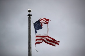 Αμερικάνικη σημαία με σχισμές που κυματίζει