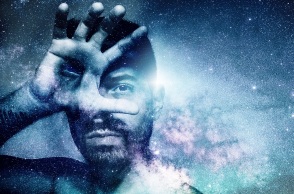 Άνδρας με φόντο τον γαλαξία