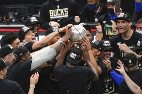 Οι Μιλγουόκι Μπακς του Γιάννη Αντετοκούνμπο προκρίθηκαν στους τελικούς NBA κατακτώντας το πρωτάθλημα της Ανατολικής Περιφέρειας.