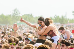 Φωτογραφία από καλοκαιρινό Φεστιβάλ με νέους που διασκεδάζουν © Pexels / Wendy