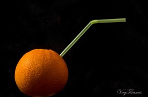 Πορτοκάλι και πλαστικό καλαμάκι