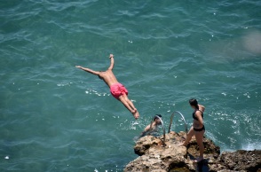 Σοβαρά τραυματίστηκε στον αυχένα ένας 16χρονος στα Χανιά της Κρήτης, έπειτα από βουτιά – Κρίθηκε απαραίτητη η άμεση μεταφορά του στο Ηράκλειο.
