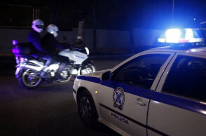 Περιπολικό και μοτοσικλέτα της ΕΛΑΣ (ΦΩΤΟ ΑΡΧΕΙΟΥ) - Δύο πτώματα σε διαμέρισμα στην Καλλιθέα