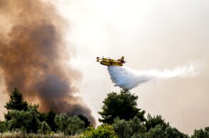 Ελικόπτερο της πυροσβεστικής σε κατάσβεση πυρκαγιάς © Eurokinissi / ΚΑΡΑΓΙΑΝΝΗΣ ΜΙΧΑΛΗΣ