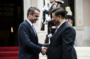 Ο Κυριάκος Μητσοτάκης με τον πρόεδρο της Κίνας Σι Τζινπίνγκ (ΦΩΤΟ ΑΡΧΕΙΟΥ)