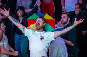 Οπαδός της Εθνικής Αγγλίας πανηγυρίζει την πρόκριση στον τελικό του Euro 2020