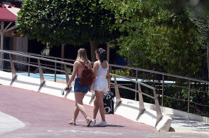 Κοπέλες περπατούν στο Άργος εν μέσω έντονης ηλιοφάνειας (ΦΩΤΟ ΑΡΧΕΙΟΥ) - Ο καιρός σήμερα Πέμπτη (8/7) είχε έντονη ζέστη