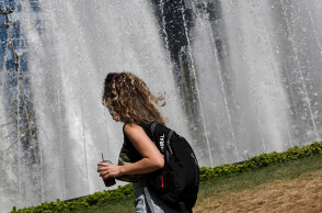 Κοπέλα περνά μπροστά από το συντριβάνι στην Ομόνοια (ΦΩΤΟ ΑΡΧΕΙΟΥ) - Ο ΕΟΔΥ ανακοίνωσε σήμερα Πέμπτη 8 Ιουλίου 2021 τα νέα κρούσματα κορωνοϊού και το τις περιοχές όπου εντοπίστηκαν