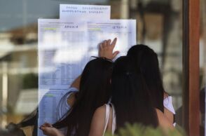 Πανελλήνιες: Στιγμιότυπο από την ανακοίνωση των αποτελεσμάτων στα σχολεία