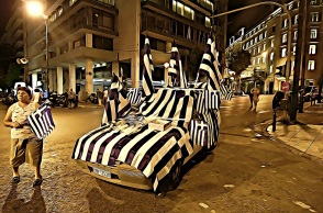 Εικονογράφηση αυτοκινήτου με ελληνικές σημαίες στο Σύνταγμα