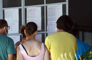 Πανελλήνιες 2021: Υποψήφιοι βλέπουν τις βαθμολογίες που αναρτήθηκαν σήμερα Παρασκευή 9 Ιουλίου 2021 και ξεκινούν να υπολογίζουν τα μόρια