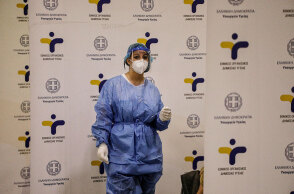 Υγειονομικός του ΕΟΔΥ διενεργεί rapid test για κορωνοϊό