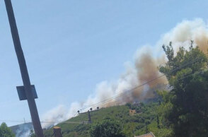 Βαρνάβας: Η φωτιά καίει δάσος, με τους πυροσβέστες να προσπαθούν να ελέγξουν την πυρκαγιά