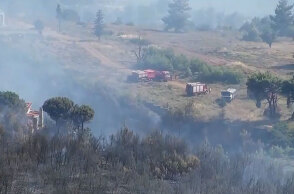 Στον Βαρνάβα η φωτιά έφθασε μια ανάσα από σπίτια - Εικόνες από drone της Πυροσβεστικής