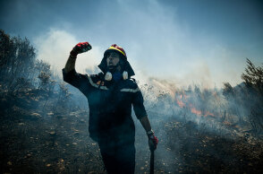 Φωτιά στον Βαρνάβα - Η αγωνία του πυροσβέστη που συνεχίζει να δίνει μάχη με τις φλόγες στο πύρινο μέτωπο στην Αττική
