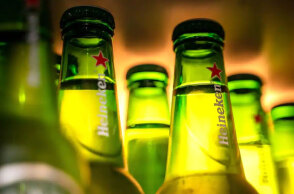 Heineken (ΦΩΤΟ ΑΡΧΕΙΟΥ) - Το νέο της σποτ για τον εμβολιασμό προκάλεσε αντιδράσεις από τους αρνητές των εμβολίων