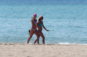 Λουόμενες σε παραλία (ΦΩΤΟ ΑΡΧΕΙΟΥ) - Καλός ο καιρός σήμερα Σάββατο 10 Ιουλίου, σύμφωνα με την πρόγνωση της ΕΜΥ