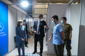 Ο υπουργός Υγείας Βασίλης Κικίλιας στο mega εμβολιαστικό κέντρο «Προμηθέας», μαζί με την Ευρωπαία Επίτροπο Υγείας Στέλλα Κυριακίδου (ΦΩΤΟ ΑΡΧΕΙΟΥ)