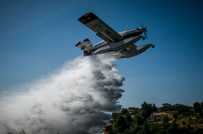Αεροσκάφος επιχειρεί στη φωτιά στον Βαρνάβα