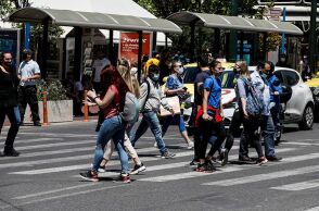 Εικόνες με κόσμο που διασχίζει την διάβαση πεζών στην πλατεία Συντάγματος