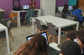 Το πρόγραμμα Coding for Sustainability σκοπεύει στο να αναπτύξει τις ψηφιακές δεξιοτήτες των εκπαιδευτικών από όλη τη χώρα, ώστε να τις εντάξουν στον τρόπο διδασκαλίας τους και να προωθήσουν τη βιωσιμότητα στους μαθητές. 