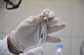 Εμβόλιο για τον κορωνοϊό (ΦΩΤΟ ΑΡΧΕΙΟΥ) - Υποχρεωτικός ο εμβολιασμός για τους εργαζόμενους σε γηροκομεία, όπως ανακοίνωσε ο πρωθυπουργός Κυριάκος Μητσοτάκης, επισημαίνοντας ότι όσοι δεν εμβολιαστούν, μπαίνουν σε αναστολή εργασίας