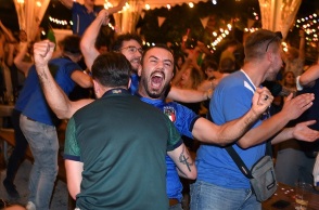Φίλαθλος της Ιταλίας πανηγυρίζει μετά τη νίκη στο Euro 2020