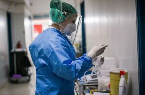 Υγειονομικός με προστατευτική στολή για τον κορωνοϊό